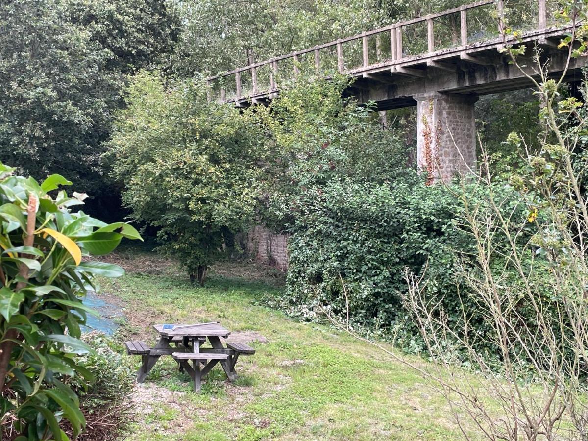 Maison Du Viaduc Du Bout De La Ville Lescouet-Jugon Exterior foto